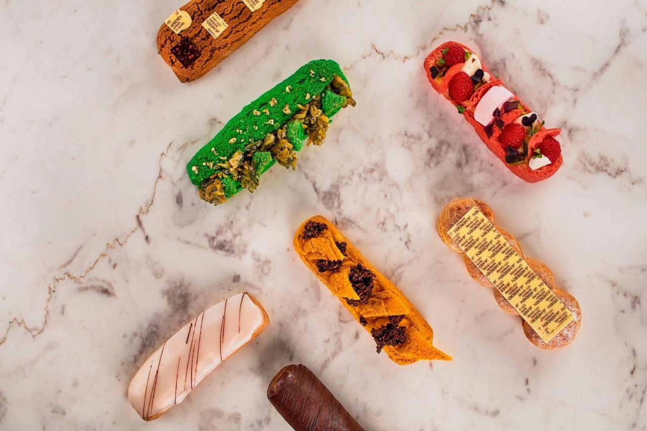 เลอ เมริเดียน ซิตี้เซ็นเตอร์ บาห์เรน Hotel มานามา ภายนอก รูปภาพ An assortment of éclairs