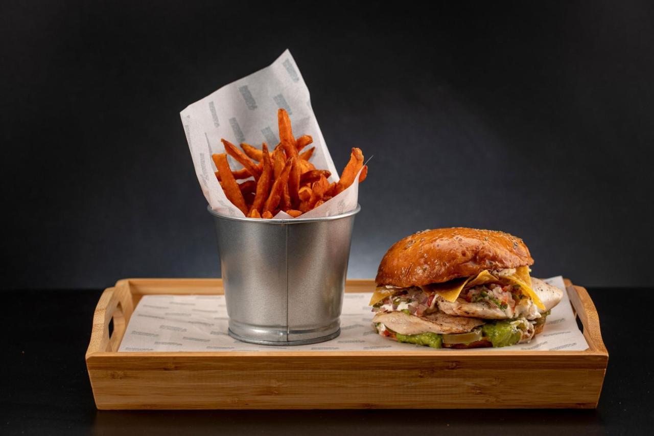 เลอ เมริเดียน ซิตี้เซ็นเตอร์ บาห์เรน Hotel มานามา ภายนอก รูปภาพ A burger and fries