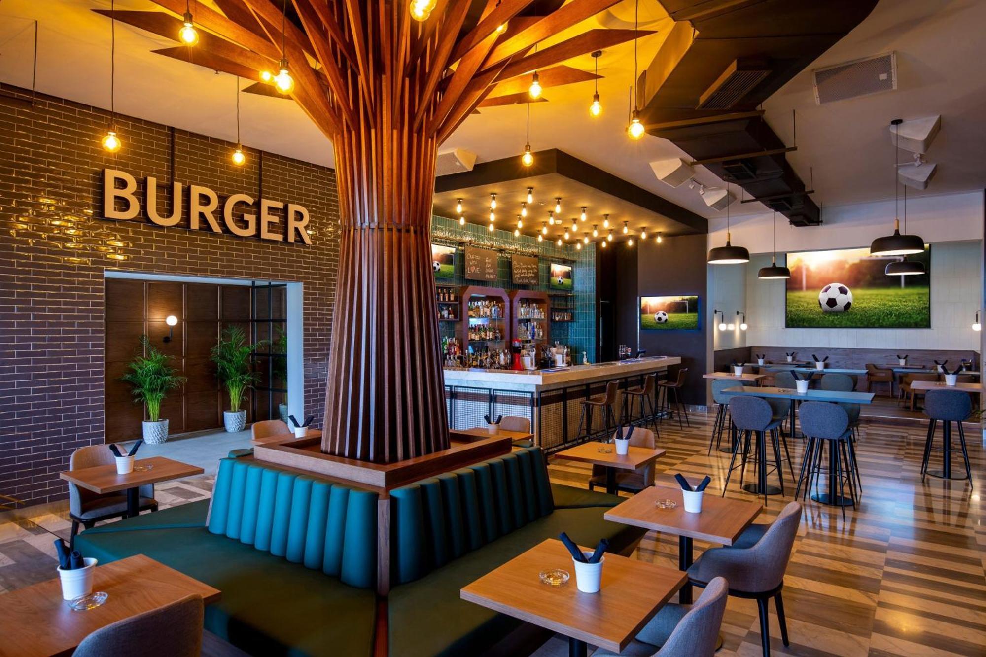 เลอ เมริเดียน ซิตี้เซ็นเตอร์ บาห์เรน Hotel มานามา ภายนอก รูปภาพ Burger restaurant in the airport