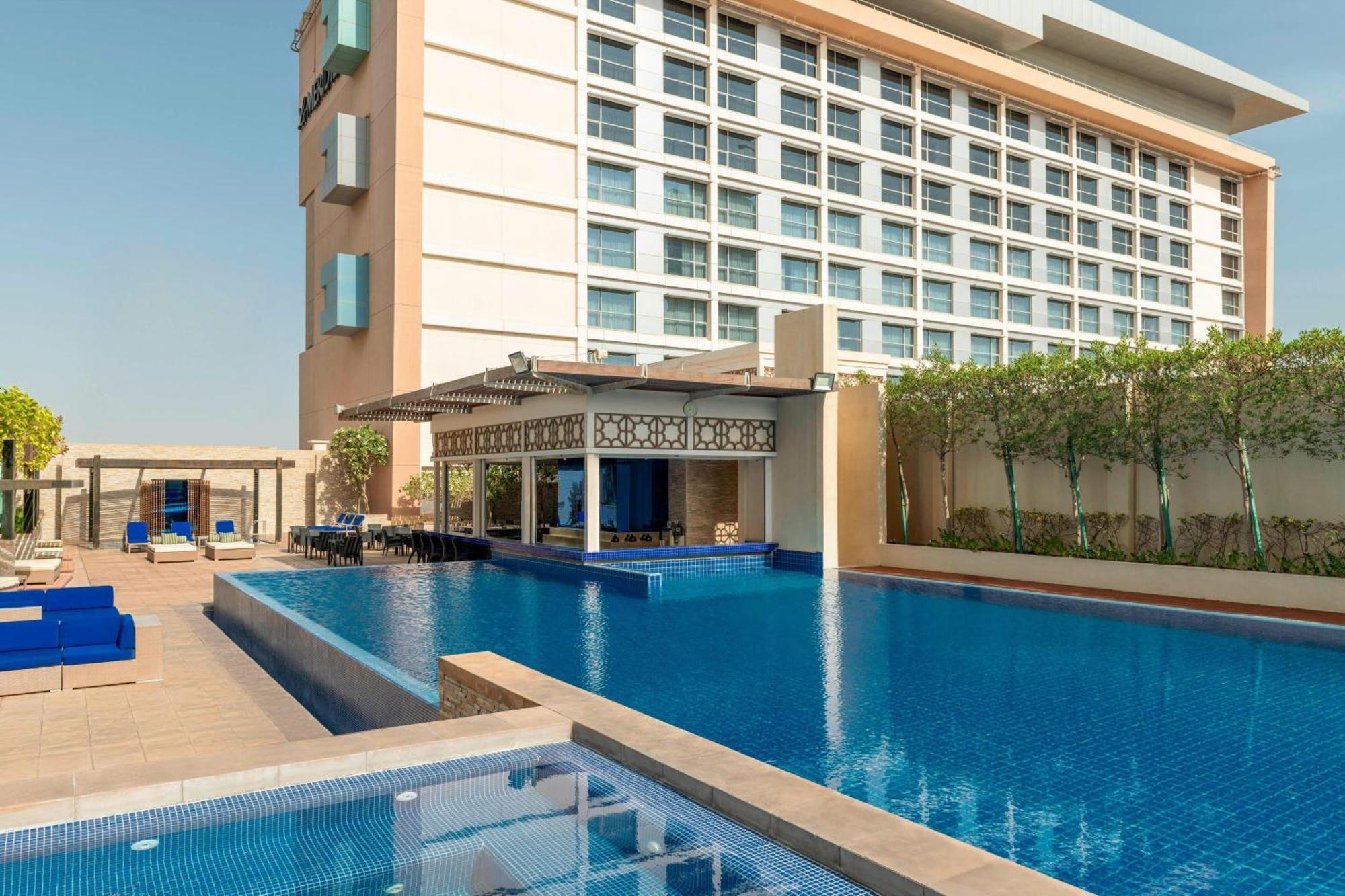 เลอ เมริเดียน ซิตี้เซ็นเตอร์ บาห์เรน Hotel มานามา ภายนอก รูปภาพ The swimming pool at the hotel