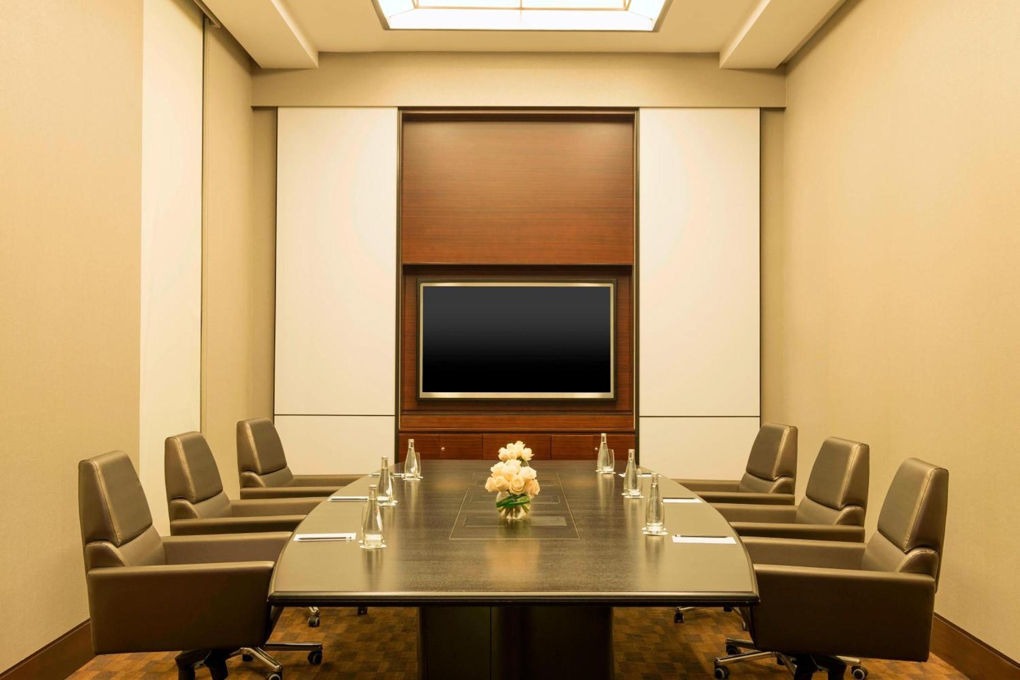 เลอ เมริเดียน ซิตี้เซ็นเตอร์ บาห์เรน Hotel มานามา ภายนอก รูปภาพ A boardroom at the Four Seasons Hotel, New York City