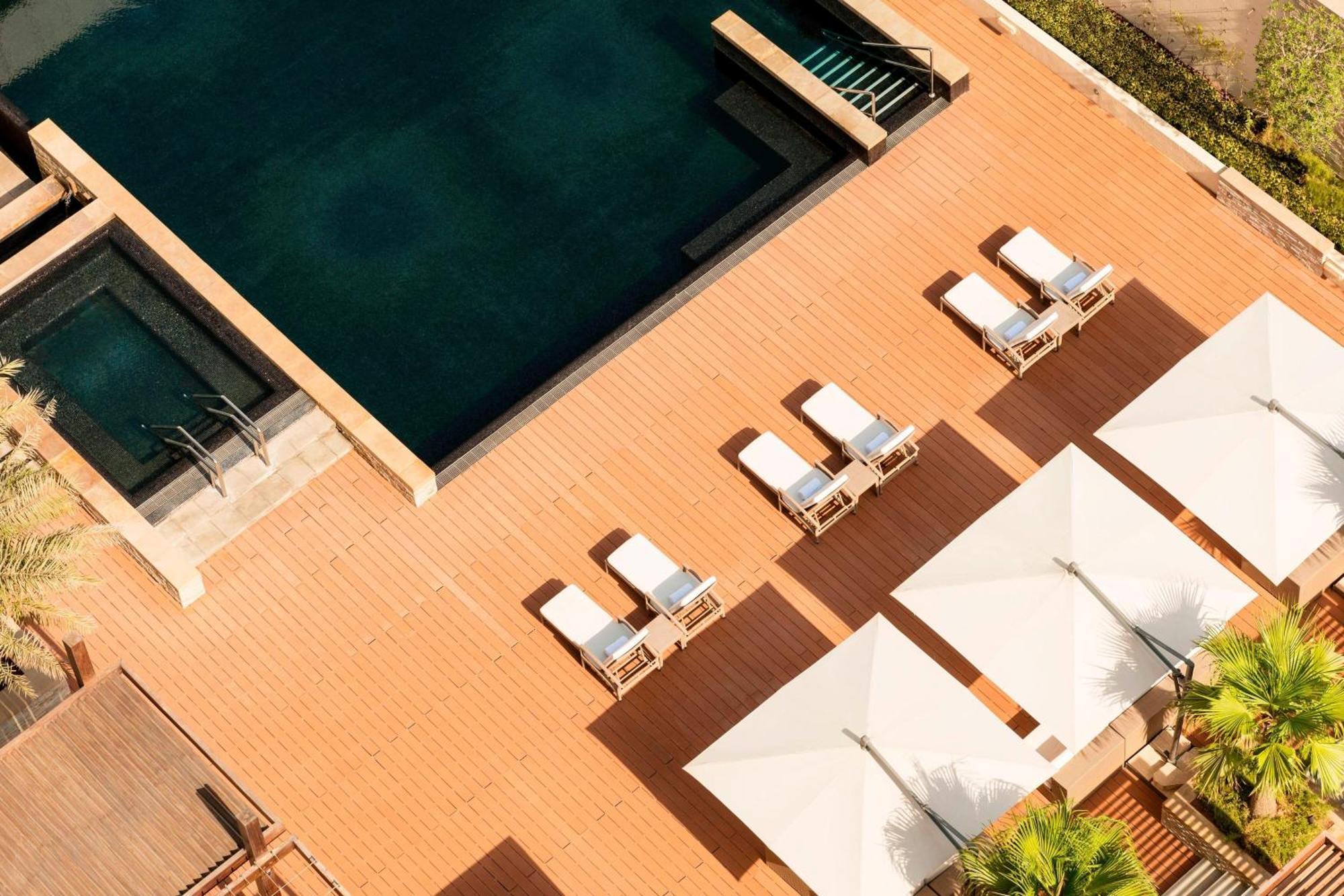 เลอ เมริเดียน ซิตี้เซ็นเตอร์ บาห์เรน Hotel มานามา ภายนอก รูปภาพ The pool at the hotel