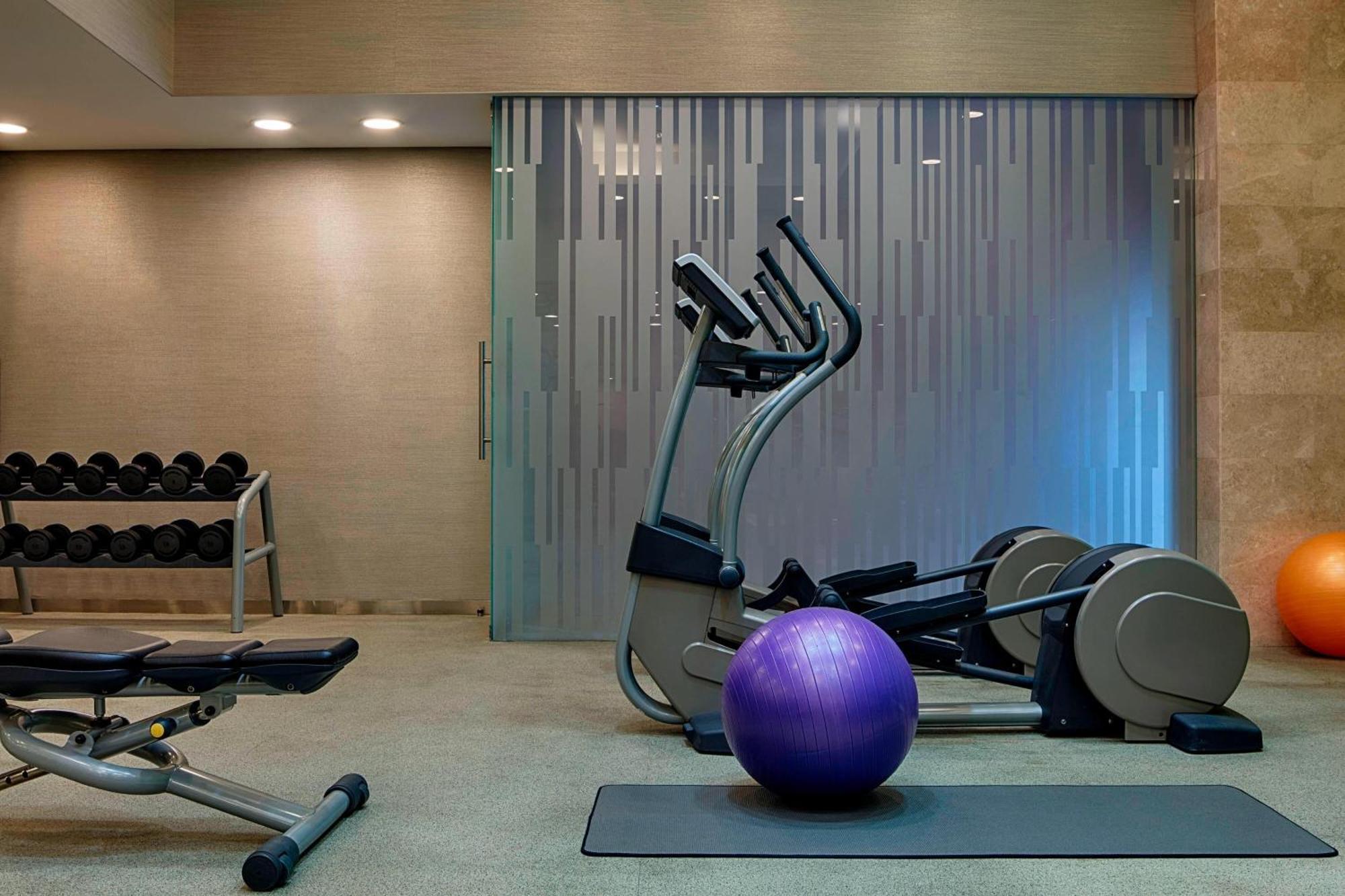 เลอ เมริเดียน ซิตี้เซ็นเตอร์ บาห์เรน Hotel มานามา ภายนอก รูปภาพ A typical gym